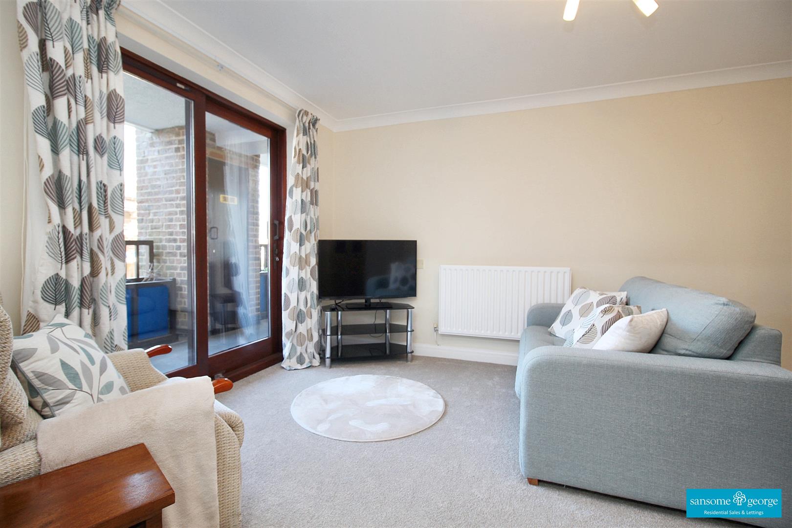 1 bed property in Emmbrook Court, Reading